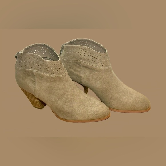 NWT Violet & Red Jackson Lazer Cut Topline Faux Suede Bootie in Taupe Size 7M - Picture 8 of 15